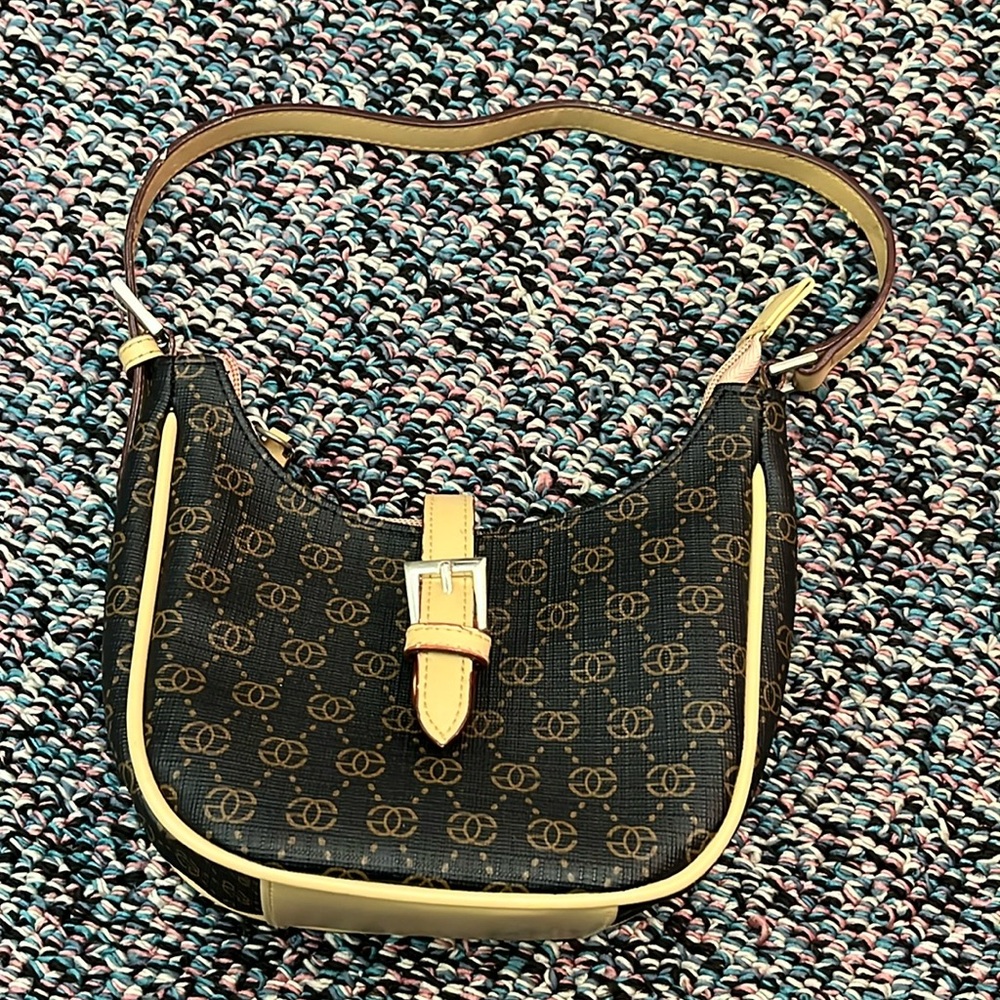 Adorable girls or women’s purse. Never been used.